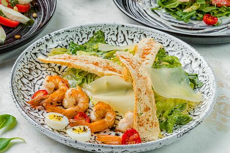 Салат Цезарь с креветками