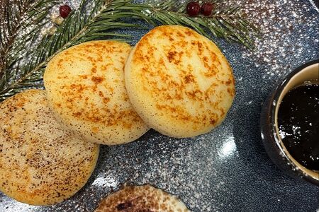 Сырники со сметаной и черничным вареньем 