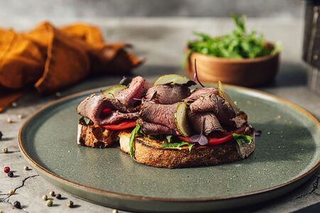 Брускетта с ростбифом