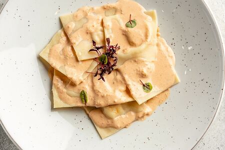 Равиоли с лососем и розовым соусом