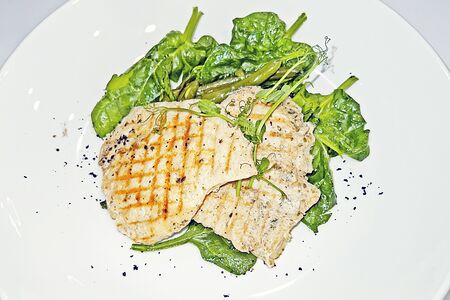 Филе индейки на гриле с гарниром из шпината