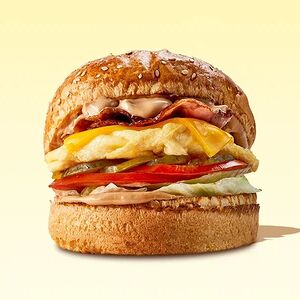 Утренний бургер cо скрэмблом, беконом, чеддером и соусом BBQ