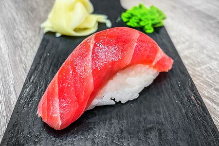 Суши с тунцом