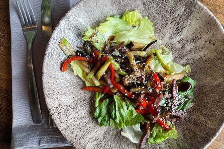 Тёплый салат с ростбифом