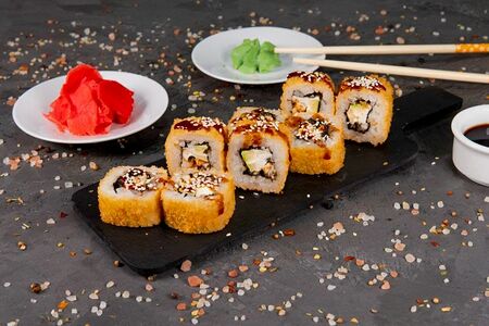 Теплый ролл с угрем