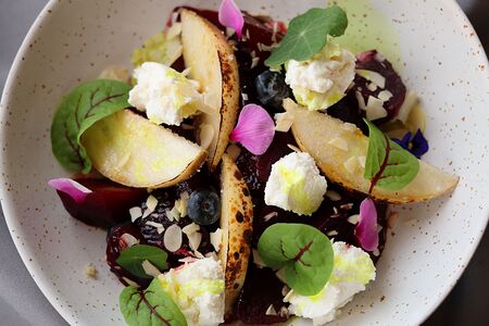 Салат из свеклы с грушей фламбе