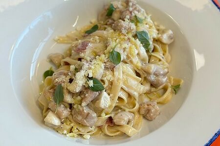 Паста тальятелле с курицей, беконом и грибами в сливочном соусе