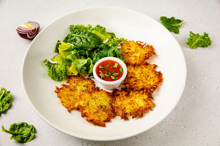 Дранники из картофеля с томатной сальсой и миксов салата