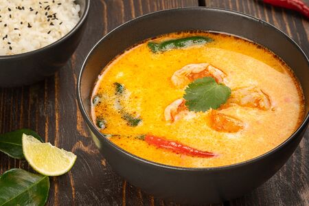 Суп Том ям с креветками, грибами и рисом