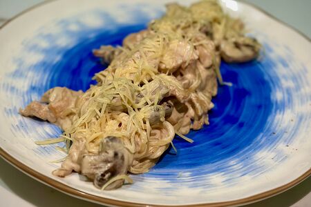 Спагетти с курицей и грибами