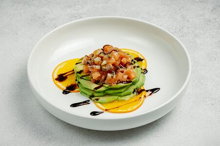 Тартар из лосося и авокадо