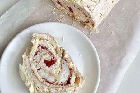 Меренговый рулет с клубникой