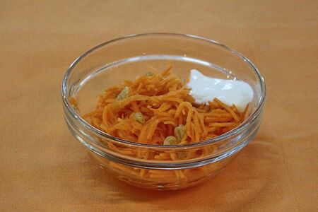 Салат из моркови с изюмом и сметаной