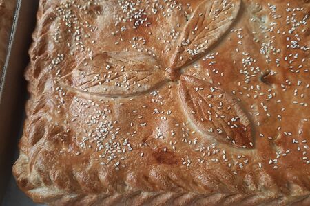 Пирог с курицей, картофелем, луком и грибами