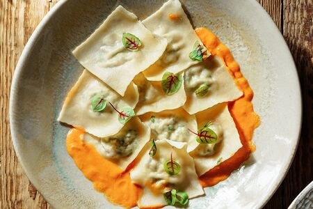 Равиоли с лососем в соусе биск