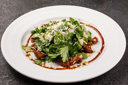 Салат с хрустящей уткой и соусом хойсин