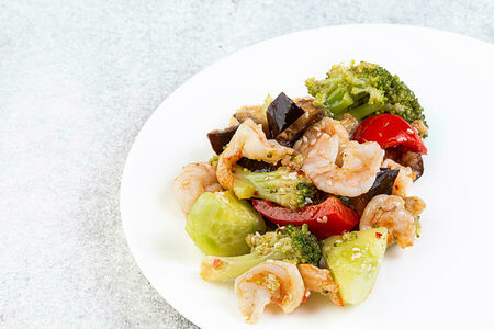 Салат с креветками и овощами