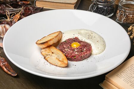 Тартар из оленя с теплым муссом из пармезана