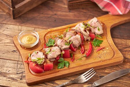 Сочный ростбиф с маринованным луком и томатным тартаром