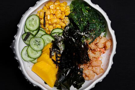 Поке с креветкой и соево-кокосовым соусом