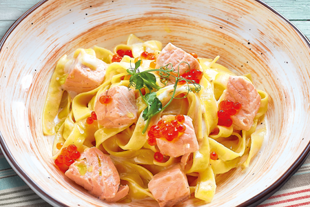 Тальятелле с лососем и красной икрой в соусе Альфредо