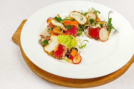 Салат с тунцом