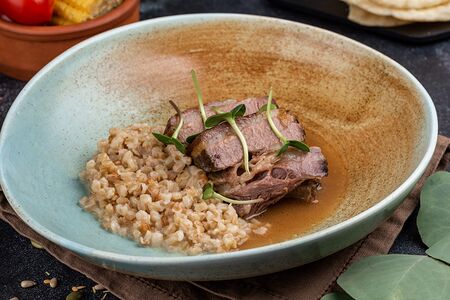 Рёбра коня с кашей из полбы