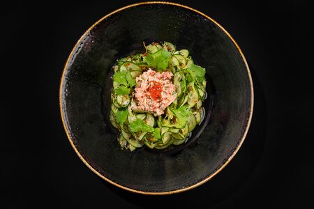 Крабовый салат с кинзой, лаймом и огуречной лапшой