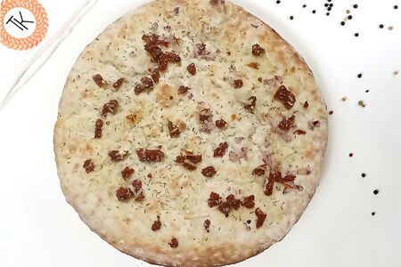 Фокачча с вялеными томатами и пармезаном