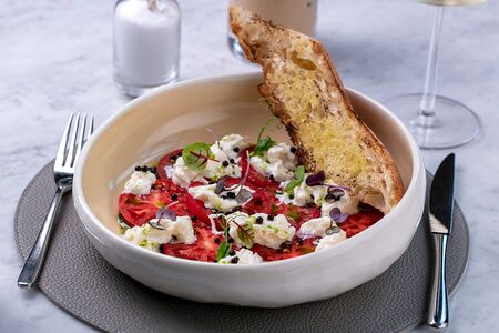 Сладкие томаты со страчателлой