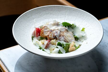 Листья романо с соусом цезарь и курицей