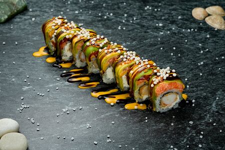 Креветка с лососем и соусом манго-апельсин