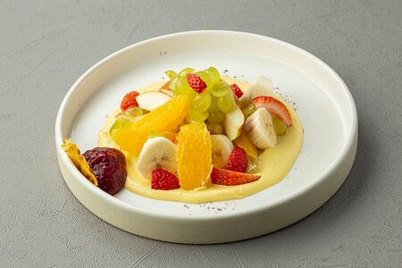 Фруктовый салат с малиновым муссом