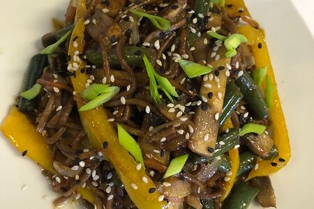 Соба с овощами в соусе