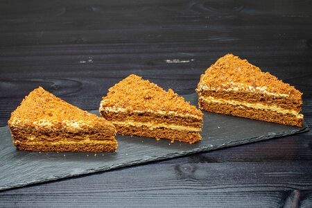 Пирожное Медовик