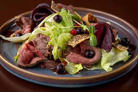 Салат с олениной и маринованной свеклой