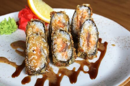 Тёплые малые роллы с лососем и сыром