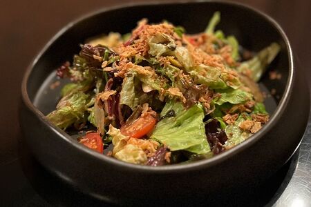 Зеленый салат с тофу в бафф-соусе