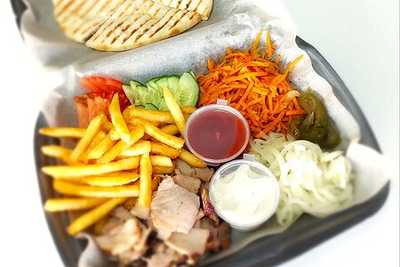 Денер на тарелке со свининой