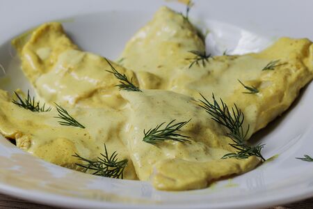 Немецкие пельмени маульташен с говядиной и соусом карри