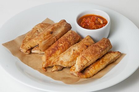 Жареные брюшки омуля с острым томатным соусом