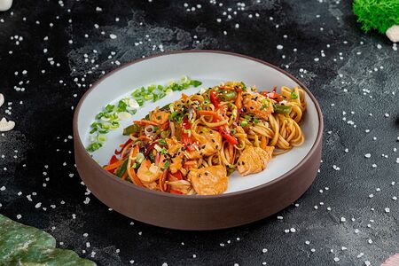 Лапша яичная с лососем терияки