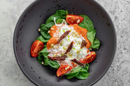 Салат со страчателлой и мусом из печеного перца