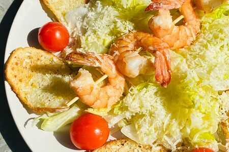 Салат Цезарь с тигровыми креветками