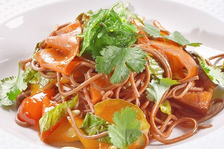 Гречневая лапша с овощами