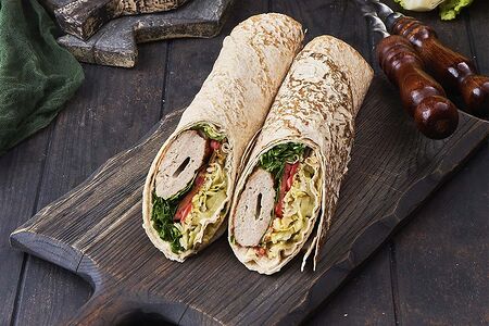 Шаверма с мясом цыпленка и хацилимом в лаваше