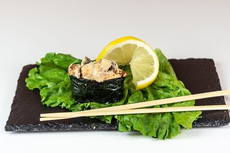 Суши гункан с мидиями