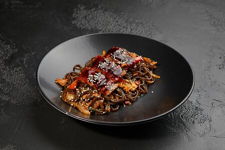 Черная лапша с угрем и тайским базиликом