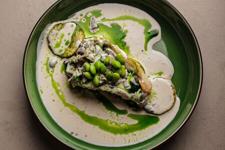 Филе судака с грибным соусом и кабачком гриль