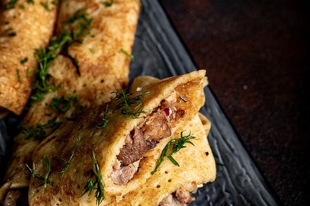 Блины с рубленым мясом и зеленым луком